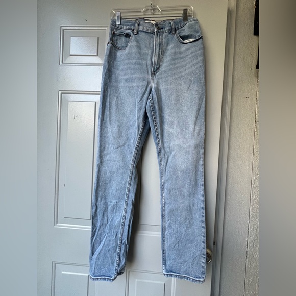Abercrombie and Fitch Ultra High Rise 90s Straight Jean
Size 30/10 - Picture 2 of 11